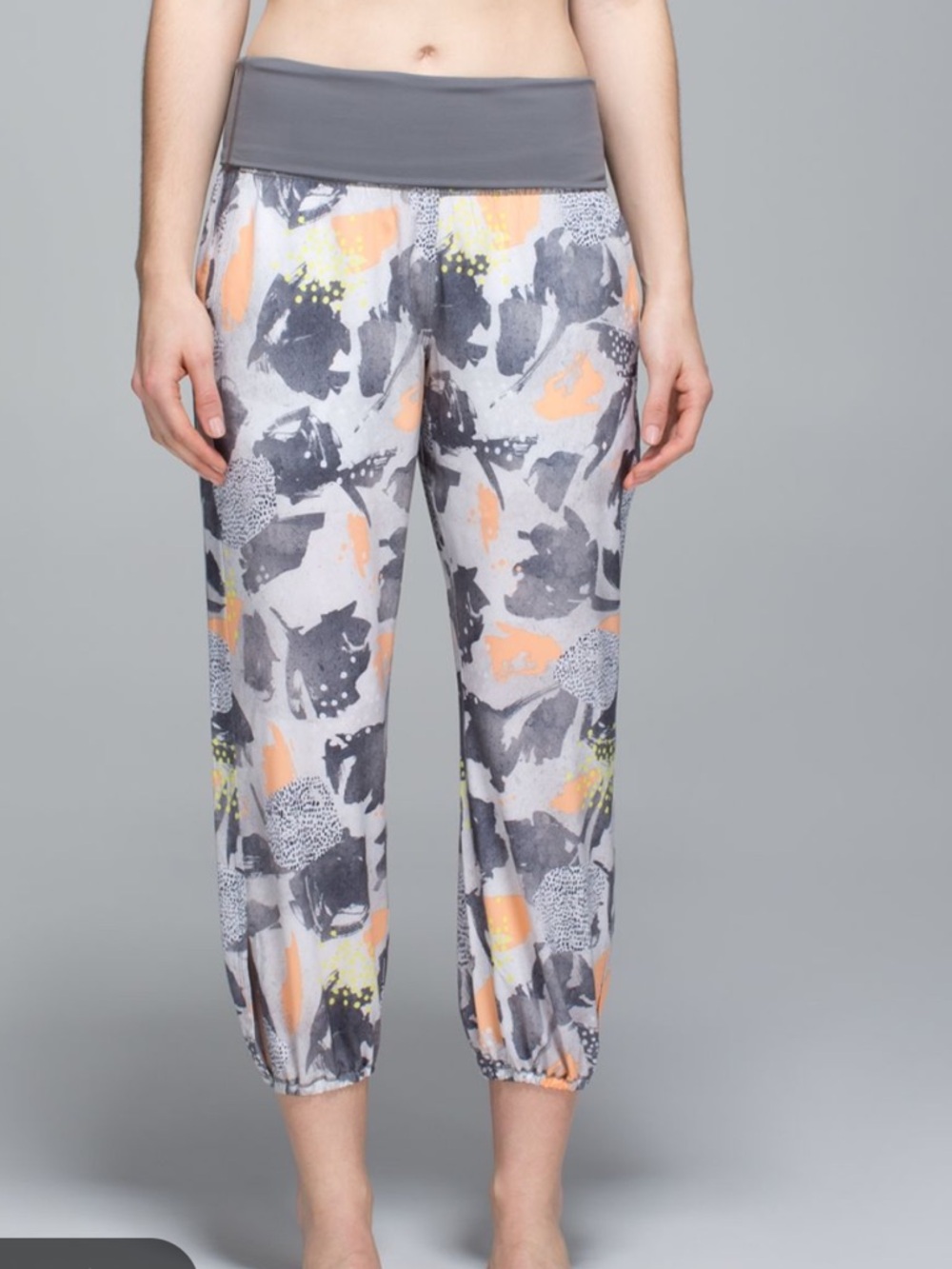 Lululemon Om pants size 4 mini art pop white multi / slate pattern